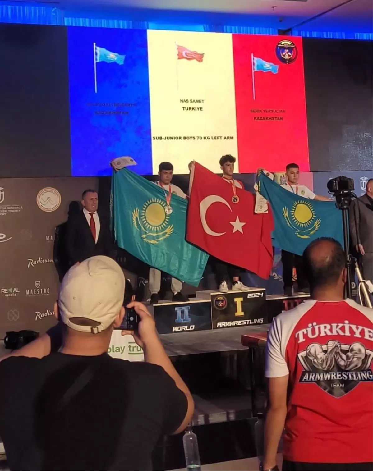 Tarsuslu Lise Öğrencisi Dünya Bilek Güreşi Şampiyonası’nda Şampiyon Oldu