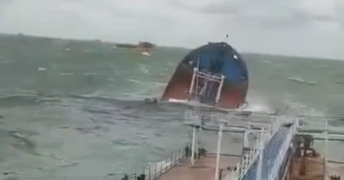 Rusya’ya ait 2 tankerden biri battı: 1 ölü